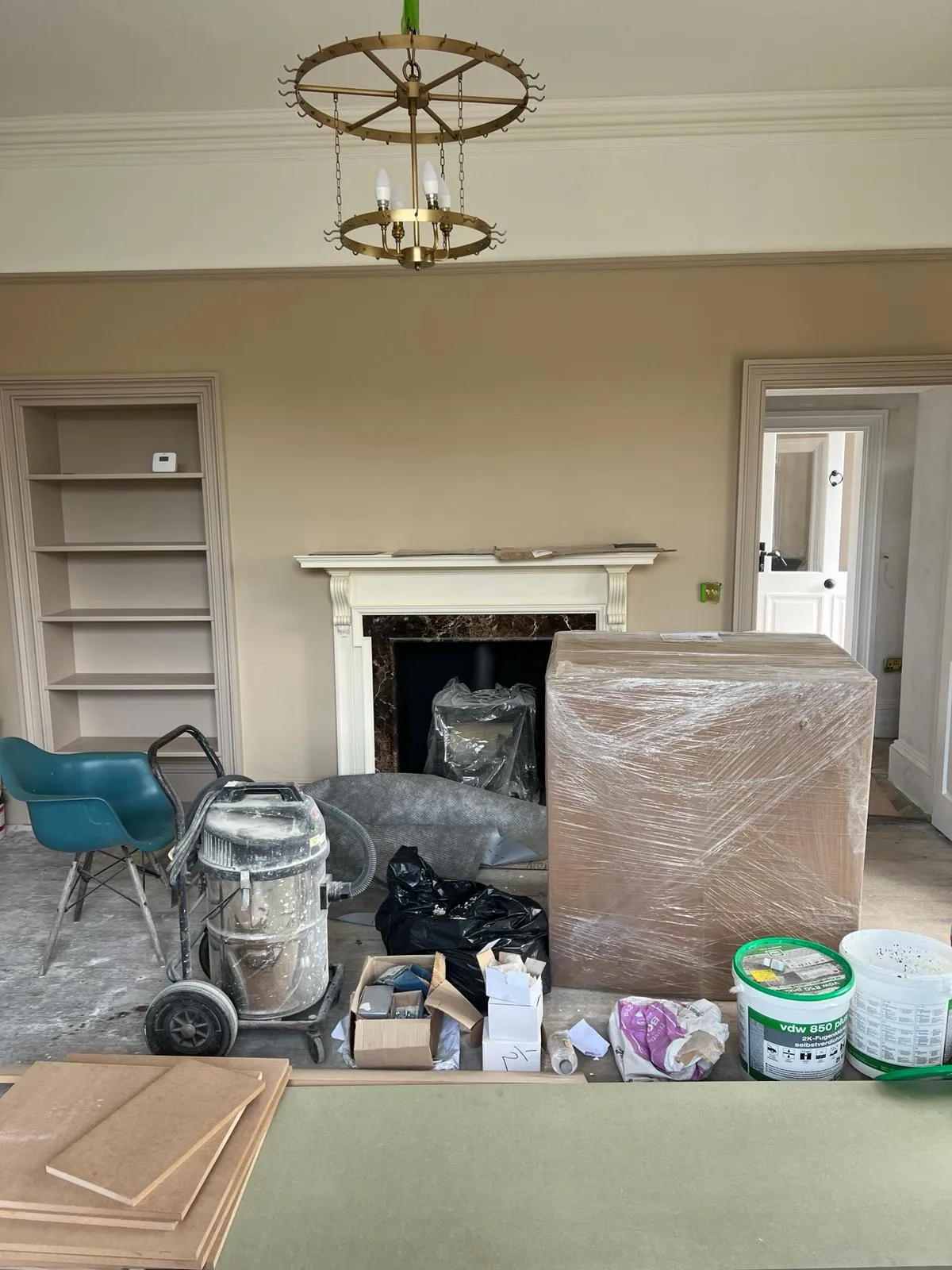 A living room filled with furniture and a fire place.